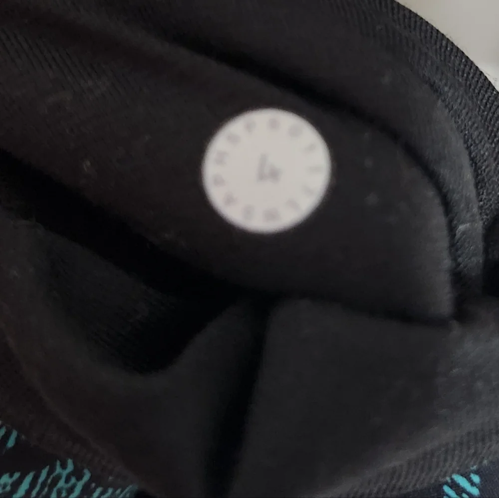 Absolutely gorgeous lululemon size 4 leggings 😍 - Picture 9 of 9
